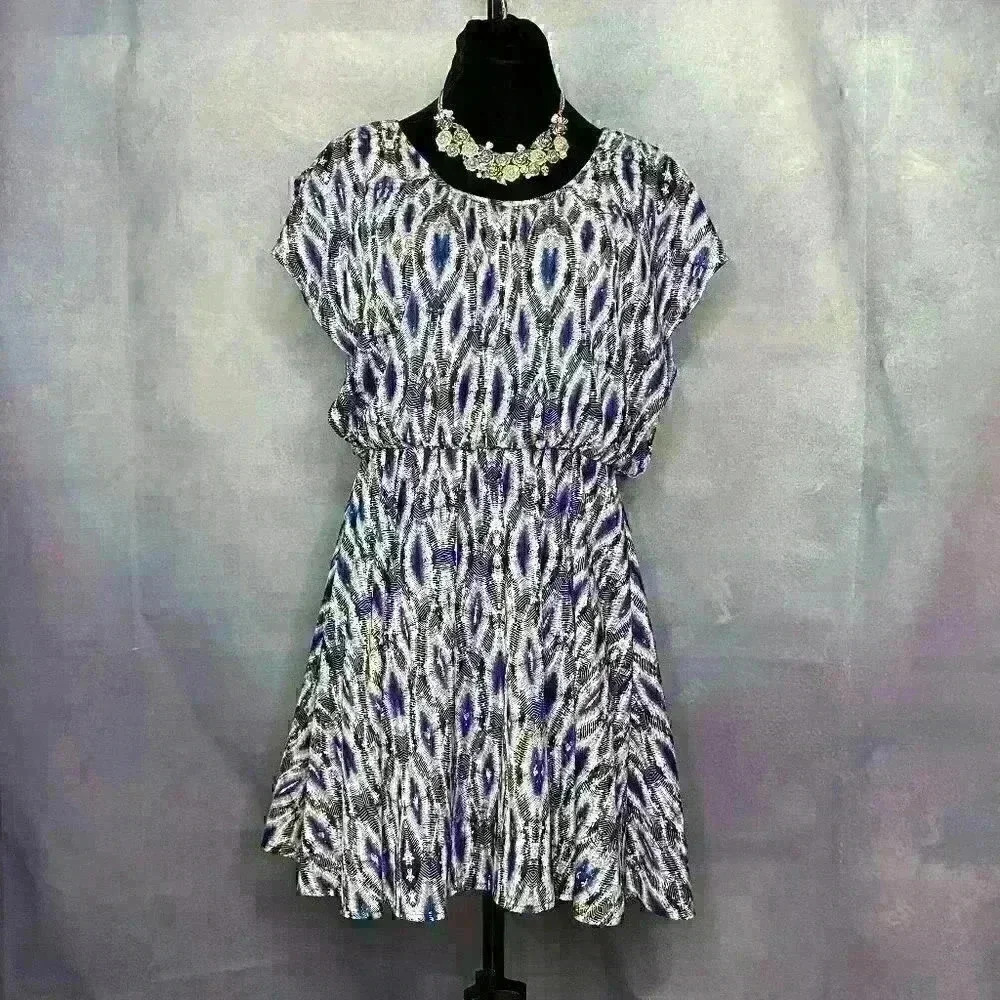 Bar lll Feather Patterned Flutter sleeve dress - Picture 3 of 8